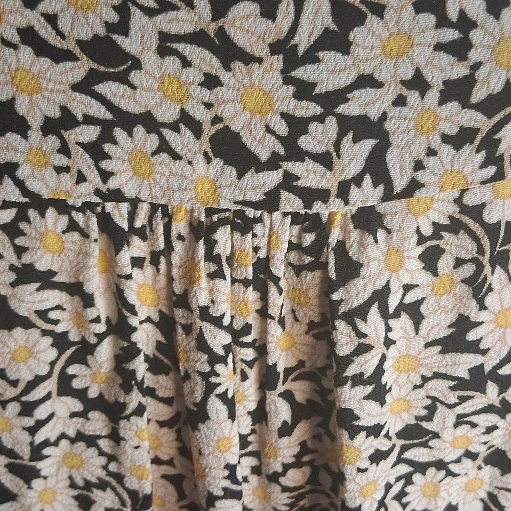🌼🖤Oliver Bonas Sassy Daisy Print Button Down Long Sleeves Blouse Size 4